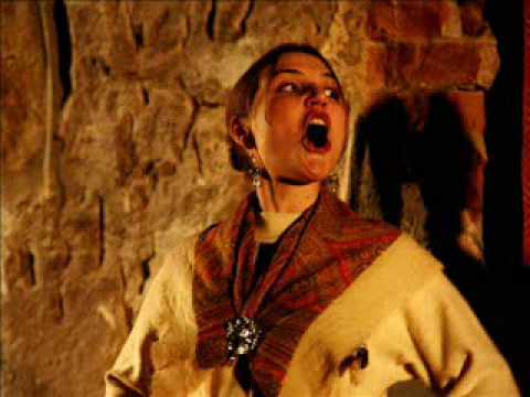 Karoliina Kantelinen "Soittelen soutusalmen suorimaista"