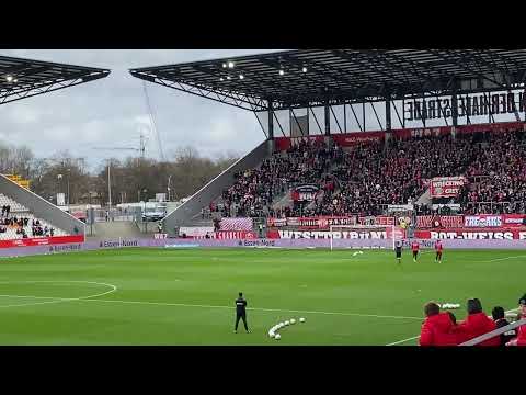Rot Weiss Essen gegen Sv Wehen Wiesbaden 25.3.2023 Einlauf der Torhüter zum Aufwärmen