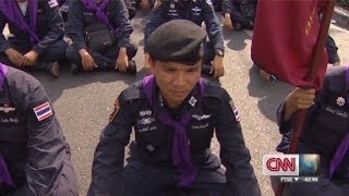 Thai police and protestors remove barriers, call truce
