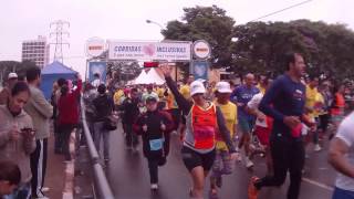 preview picture of video 'Largada dos corredores - Corrida Sumaré - Pirelli 27/07/2014'