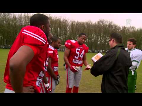 Beelden van de opening van het nieuwe veld en een wedstrijd van 010 Trojans