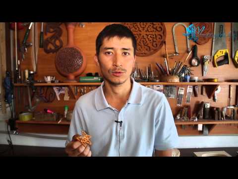 Белгілі шебер Нұрлан Әбдірахман байқауға қатысушыға сый табыстайды