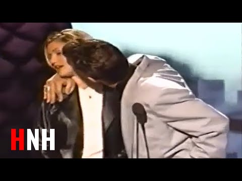 Ein wieder aufgetauchter Clip zeigt, wie Chris Isaak Cameron Diaz bei den MTV Awards gegen ihren ...