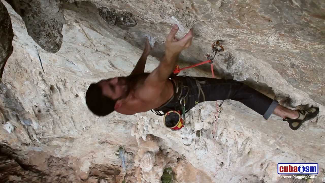 Climbing in Viñales Cuba - Aurelio Fernandez on Wasp Factory - 032v01