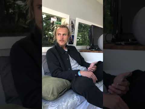 Endre Gryting rapper fra innsiden av campingbilen sin.