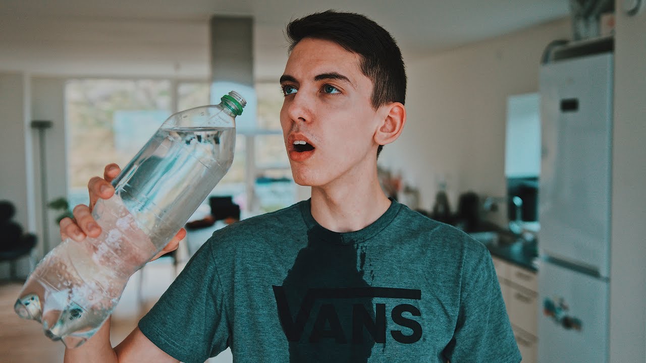 Смотреть зачем пить 2 литра воды каждый день сейчас зачем пить 2 литра воды каждый день