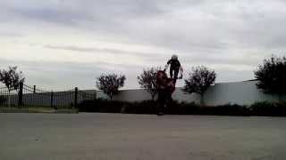 preview picture of video 'Круги подиум вилли ( CIRCLE PODIUM WHEELIE),stuntriding training.'