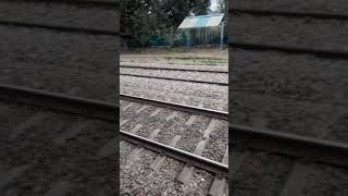 preview picture of video 'माल गाड़ी की क्रॉसिंग Dehradun-Indore express at दौसनी station निकट लक्सर,हरिद्वार,उत्तराखंड।'