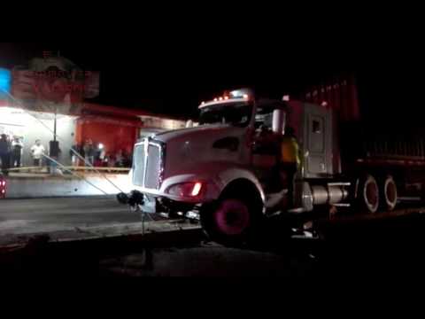 Tráiler se sube a camellón de la avenida 11, frente al IMSS