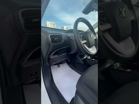 фото toyota prius iv (xw50) 0