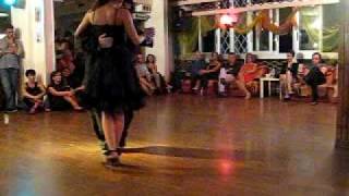 Aoniken Quiroga y Luna Palacios bailan Sinsabor (E.Donato).Milonga del Angel-Genova 2 Ottobre 2009