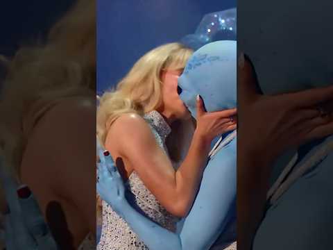 Sabrina Carpenter kisses an alien while singing 'Taste'!