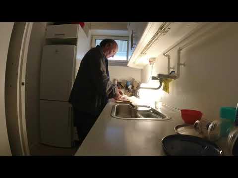 MongoTV_7654 - Min Frokost - 2 Klapsammen RUGBRØD Med PØLSE og OST og PEBERFRUGT