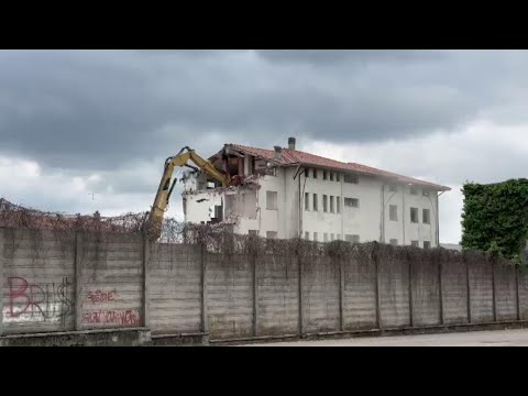 Tricesimo, le ruspe abbattono l'ex caserma Patussi