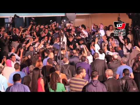 حشود الصحفيين تستقبل عادل إمام أثناء حضوره ختام «قرطاج السينمائي»