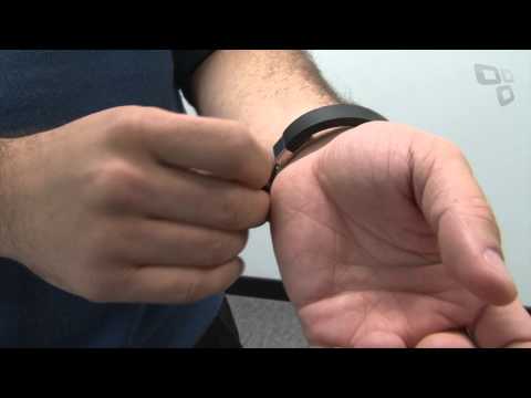 Part of a video titled Análise de produto - Bluetooth Vibrating Bracelet 1.2 - Tecmundo
