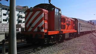 preview picture of video 'Portugal: Two CP Class 1400 diesels pass on passenger trains at Pinhao (on the Douro Valley line)'