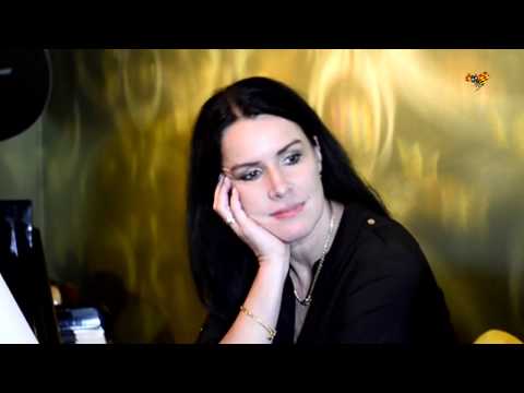 Åsa Waldau tvingas bort från Knutby