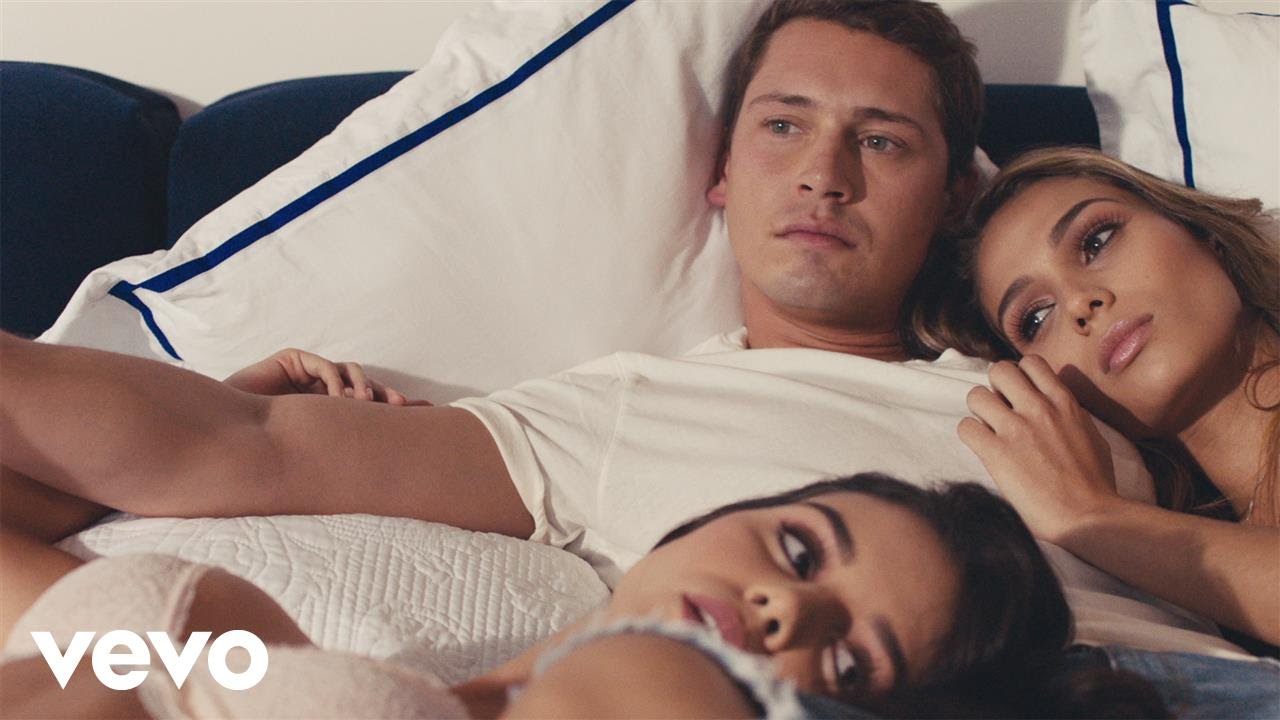 Cris Cab ft. J Balvin — Turn Out the Light