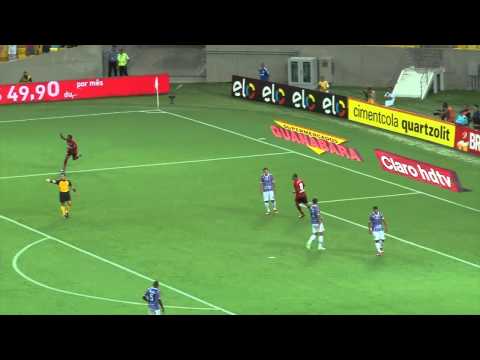 Negueba faz jogada, bate cruzado e faz bonito gol