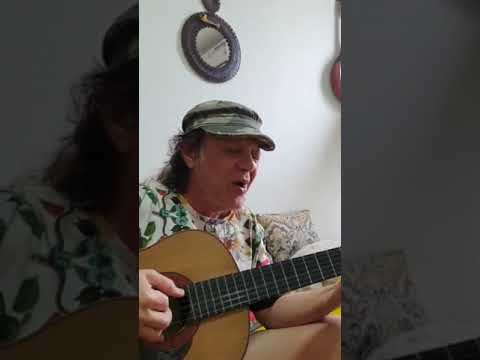 Armandinho se emociona ao homenagear Moraes Moreira