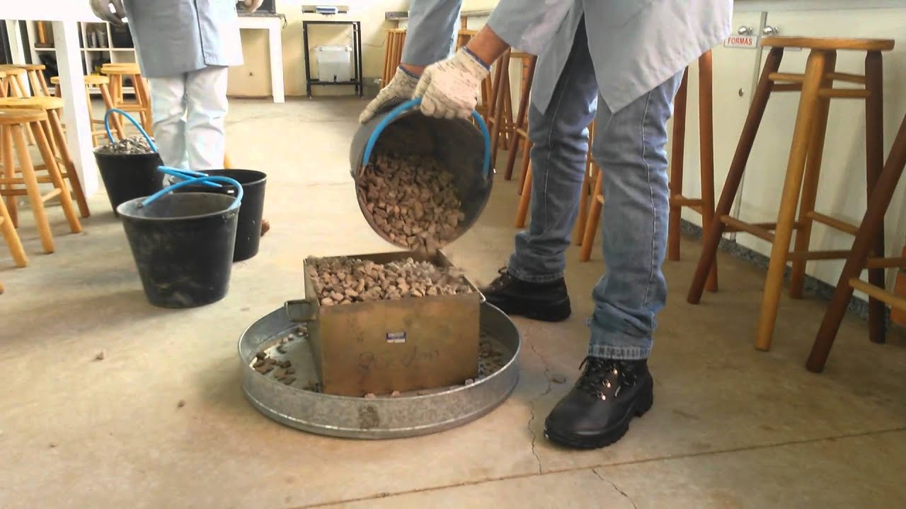 Determinação da Massa Unitária de Agregados em Estado Solto e Compactado