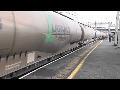 Freightliner 70011 powers away from Nuneaton with Tunstead-West Thurrock Cement