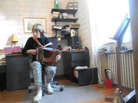 Marie jeanne gabrielle à l'accordéon diatonique (Louis Capart)