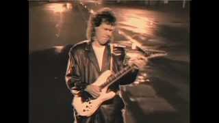 Kadr z teledysku The Loner tekst piosenki Gary Moore