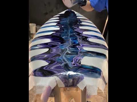 Glassing a surfboard using swirl designs