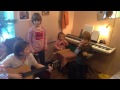 дети поют "В лесу родилась ёлочка" 