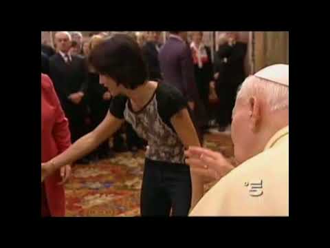Rare Clip: Dolores O'Riordan & Family With The Pope (Stars Era?)