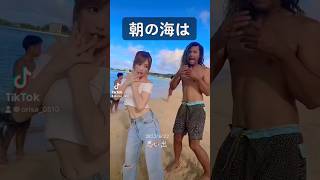 沖縄の朝の海にいる人達?