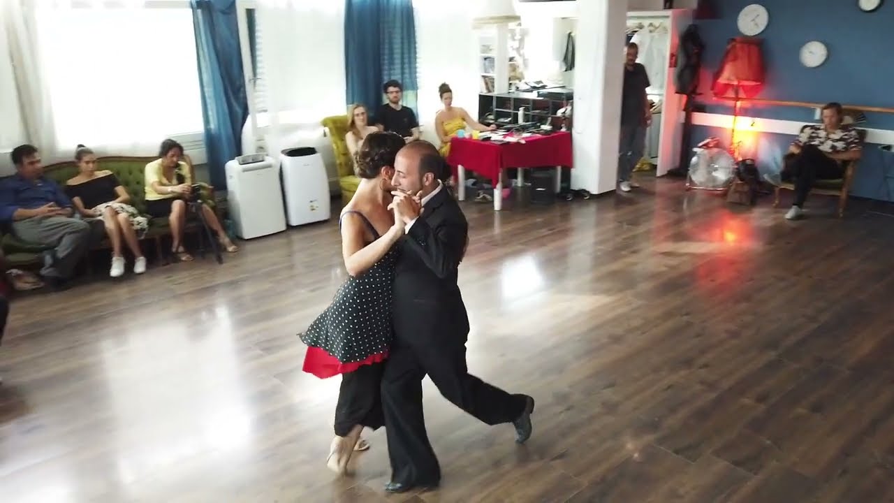 Analia Vega & Marcelo Varela dance Carlos Di Sarli's Tenia que suceder