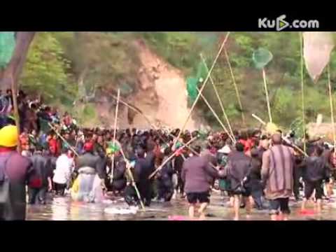 四川绵阳踩桥会30万游客踩桥祈平安(视频)