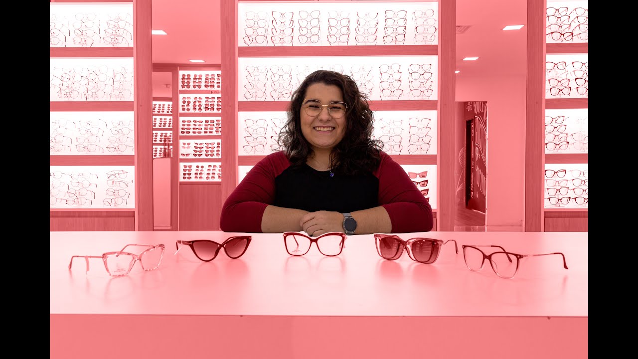 Watch Now Como escolher óculos para rostos redondos Como escolher óculos para rostos redondos