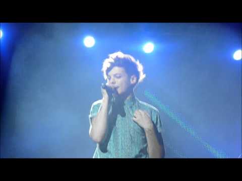 1D TMH Tour FRONT ROW - She's Not Afraid (24/02/13)