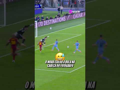 O JOGADOR DA ROMA PERDEU UM GOL ABSURDO E ACERTOU O FOTÓGRAFO KKKKKKKKK #shorts