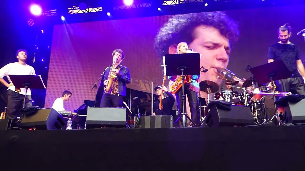 The Jakob Manz Project Extended - Maeve (Jakob Bänsch) - Jazzopen Stuttgart - 05.07.2025 - LIVE !!! YOUTUBE
Jakob Manz - alto saxophon Emma Rawicz - tenor saxophon Robinson Khoury - trombone Jakob Bänsch - trumpet Hannes Stollsteimer - piano, keyboards Frieder Klein - bass Rhani Krija - percussion Leo Asal - drums