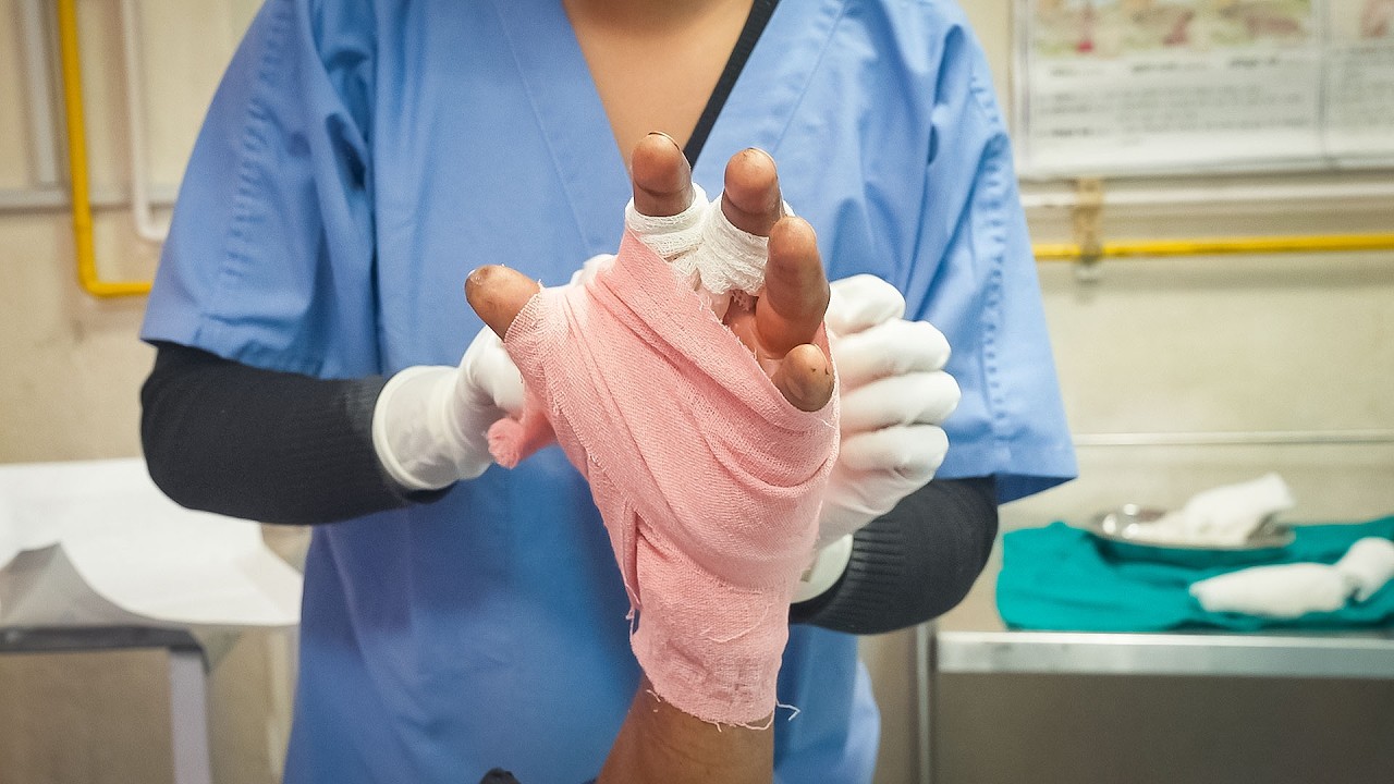 Dressing a New Burn - Emergency Care Series