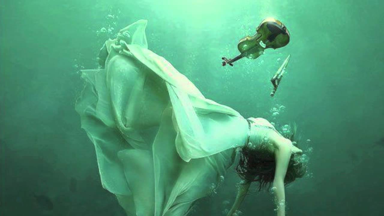 В каждой молчании своя истерика. Девушка тонет в воде. Девушка в платье под водой. Тонущий человек. Человек тонет в воде.