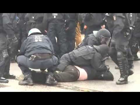 17.10.2015: Ausschreitungen bei AfD-Demo in Rostock: Festnahmen und verletzte Polizisten