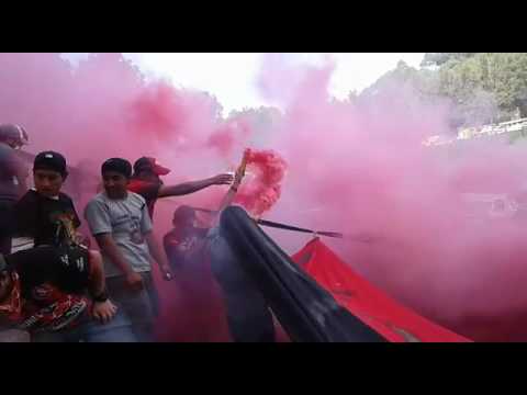 "La barra gris te alienta" Barra: La Barra Gris • Club: Deportivo Carchá
