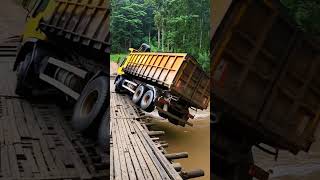 Download lagu 🌉 BERANI LEWAT SINI? Truk Penuh Batu Bara Lintasi Jembatan Kayu Rawan Ambruk! mp3