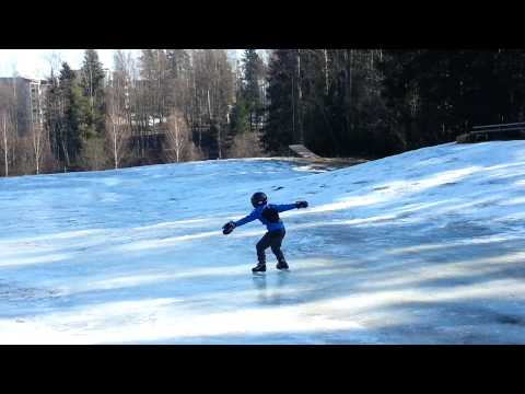 Alamäkiluistelua Antikkalassa