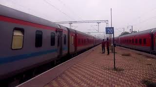 preview picture of video '22691 KSR Bengaluru - H. Nizamuddin Rajdhani Express Overtakes 12723 Telangana Express'