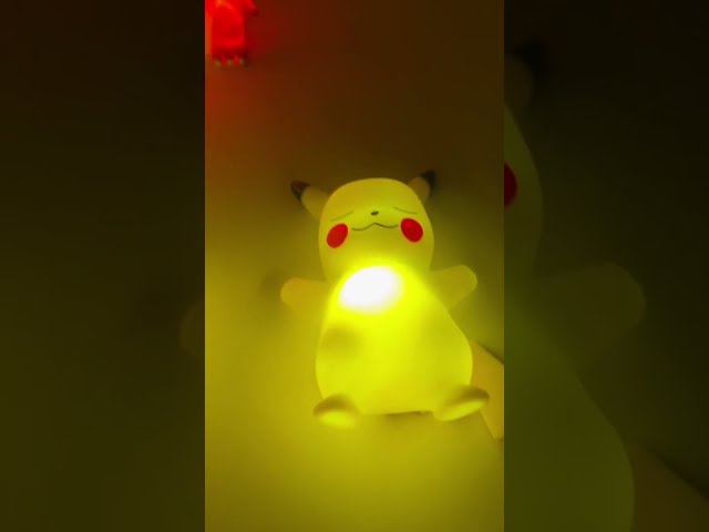 Vídeo relacionado con POKEMON - PIKACHU CIUDAD NOCTURNA Decoración Iluminada - 20 cm - USB-C