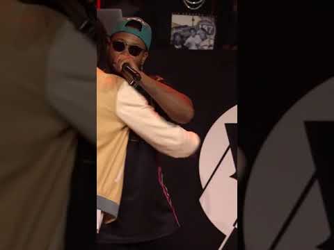 Lil Romeo and Bow Wow at #Verzuz. Romeo gave ShadMoss his Roses 🌹🌹 😍