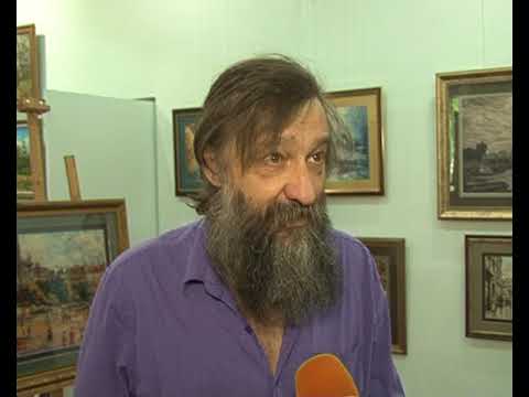 Курский строитель вышивает крестиком.