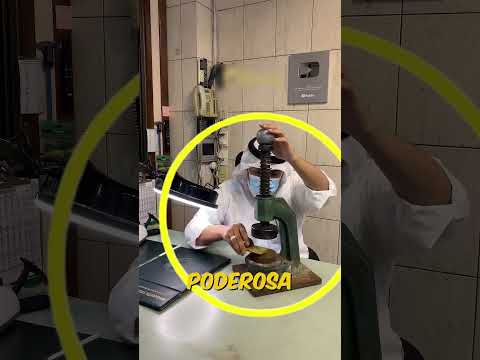 Este chico estiró una barra de oro y lo que pasó sorprendió a todos